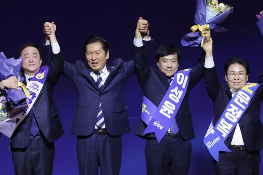 정청래 더불어민주당 대표가 11일 서울 여의도 국회 의원회관에서 열린 최고위원 보궐선거 후보자 합동연설회에서 강득구, 이성윤, 문정복 신임 최고위원과 기념 촬영을 하고 있다. 2026.1.11 뉴스1