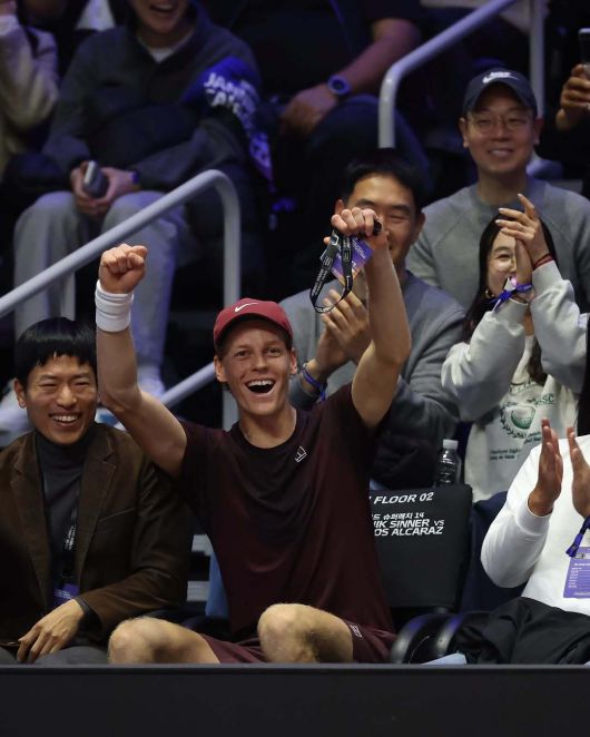 꼬마 팬이 알카라스를 상대로 득점에 성공하자 두 주먹을 높이 들고 환호하는 신네르. 얀니크 신네르 인스타그램