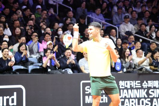 “사랑해”라는 관중의 외침에 관중들 모두 웃음이 터졌고 손하트로 화답한 알카라스에 관중들이 환호하고 있. 세마스포츠마케팅 제공