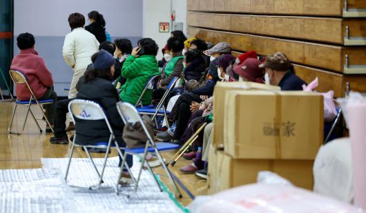 10일 오후 3시 14분께 경북 의성군 비봉리 야산에서 발생한 불로 인해 인근 주민들이 의성체육관으로 대피해 있다. 산림청 중앙산림재난상황실은 저녁 6시 30분 주불진화를 완료했다고 밝혔다. 2026.01.10. 뉴시스