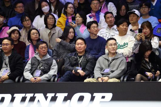 소문난 테니스광인 최태원 SK 회장도 이날 관중석 맨 앞줄에서 경기를 지켜봤다. 세마스포츠마케팅 제고