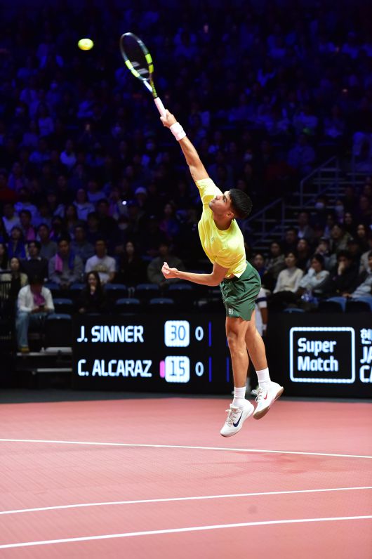 관중들의 탄성을 자아낸 알카라스의 강서브. 세마스포츠마케팅 제공