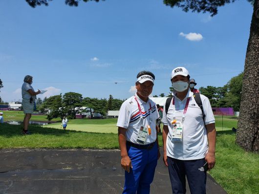 2021년 도쿄올림픽 때 ‘탱크’ 최경주와 포즈를 취한 신치용 당시 진천선수촌장.   신치용 제공