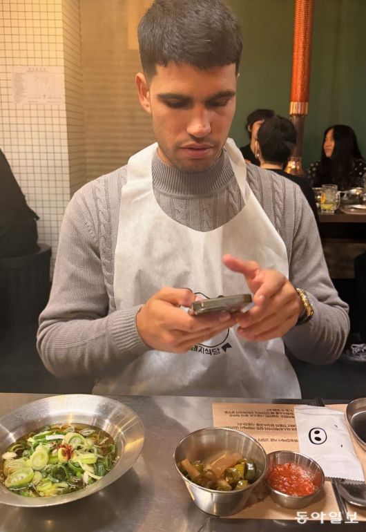 9일 저녁 세계적인 DJ 페기 구와 함께 삼겹살을 즐긴 알카라스. 페기 구 인스타그램 캡처