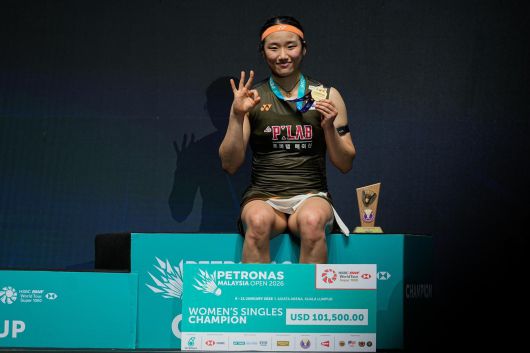 배드민턴 안세영이 11일 말레이시아 쿠알라룸푸르 아시아타 아레나에서 열린 2026 세계배드민턴연맹(BWF) 월드 투어 슈퍼 1000 말레이시아오픈 여자 단식 결승에서 왕즈이(중국)에게 게임 점수 2-0(21-15 24-22)으로 승리한 뒤 시상대에서 기념촬영 하고 있다. 2026.01.11 쿠알라룸프르=AP/뉴시스