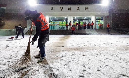 10일 오후 3시 14분께 경북 의성군 비봉리 야산에서 발생한 불로 인해 인근 주민들이 의성체육관으로 대피한 가운데 자원봉사자들이 제설작업을 벌이고 있다. 산림청 중앙산림재난상황실은 저녁 6시 30분 주불진화를 완료했다고 밝혔다. 2026.01.10. 뉴시스