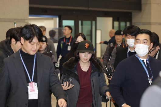 2022년 지방선거를 앞두고 강선우 무소속 의원에게 ‘공천헌금’ 1억원을 건넨 의혹을 받는 김경 서울시의원이 11일 오후 인천국제공항 제1여객터미널을 통해 귀국하고 있다.