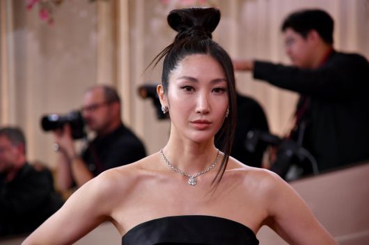 케이팝 데몬 헌터스(케데헌)의 이재(EJAE)가 11일(현지 시간) 미 캘리포니아주 베벌리힐스의 베벌리 힐튼에서 열리는 제83회 골든글로브 시상식에 도착해 포토타임을 갖고 있다. 케데헌은 장편애니메이션상, 주제가상(골든), 흥행상 등 3개 부문 후보에 올랐다. 2026.01.12. 베벌리힐스=AP/뉴시스