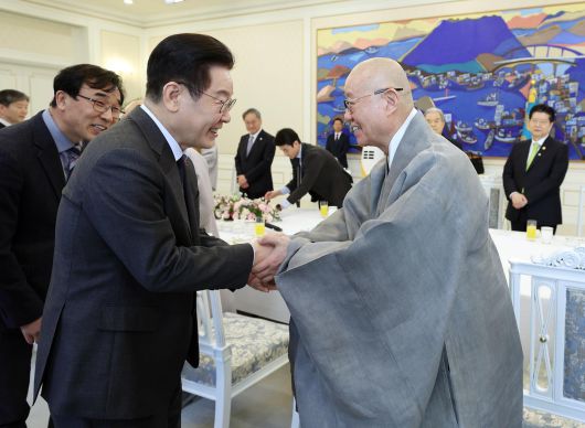 이재명 대통령이 12일 청와대 본관에서 열린 종교 지도자 초청 오찬 간담회에서 대한불교태고종 총무원장 상진스님과 인사하고 있다. (청와대통신사진기자단) 2026.01.12. 뉴시스