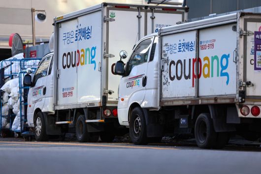 서울 시내 한 쿠팡 물류센터에 배송차량이 주차돼 있다. 2025.12.30. 뉴스1