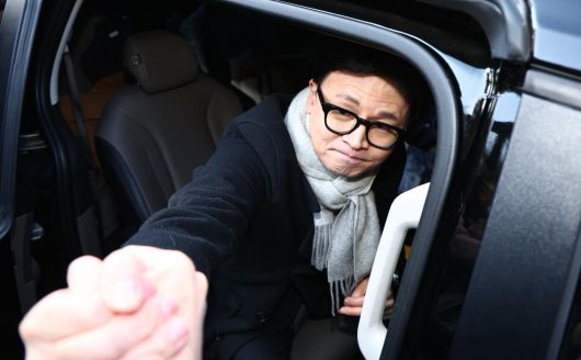 한동훈 국민의힘 전 대표가 3일 오후 서울 여의도 국회 경내에서 열린 12.3 비상계엄 1주년 기자회견에서 이동하며 지지자들과 인사하고 있다. 2025.12.03. 뉴시스