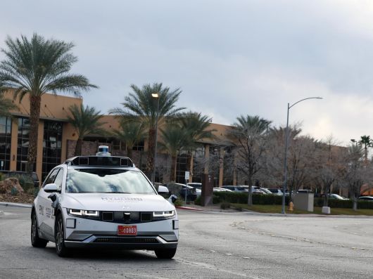 8일(현지시간) 미국 네바다주 라스베이거스 모셔널테크니컬센터 앞에서 현대차 그룹과 모셔널이 함께 개발한 아이오닉5 기반 ‘로보택시’가 시범주행을 하고 있다. 라스베이거스=뉴스1