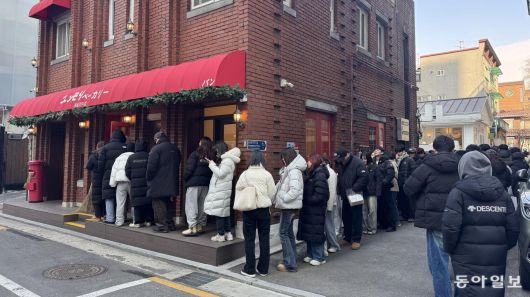 12일 오후 12시 서울 광진구의 한 카페 앞에 ‘두바이 쫀득 쿠키(두쫀쿠)’를 구입하기 위해 100여명의 사람들이 대기하고 있다. 최근 소셜네트워크서비스(SNS)를 중심으로 두쫀쿠가 화제가 되면서 이 매장을 비롯해 두쫀쿠를 파는 유명 가게마다 사람들이 몰려들고 있다. 김다연 기자 damong@donga.com