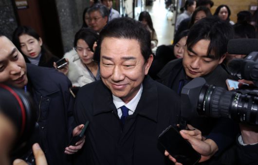 원내대표직 사퇴 의사를 밝힌 김병기 더불어민주당 원내대표가 지난해 12월 30일 서울 여의도 국회에서 취재진에게 질문 세례를 받으며 밖으로 나가고 있다. 2025.12.30 서울=뉴시스