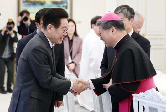 이재명 대통령이 12일 청와대 본관에서 열린 종교 지도자 초청 오찬 간담회에서 정순택 천주교 서울대교구 교구장과 인사하고 있다. (청와대통신사진기자단) 2026.01.12. 뉴시스