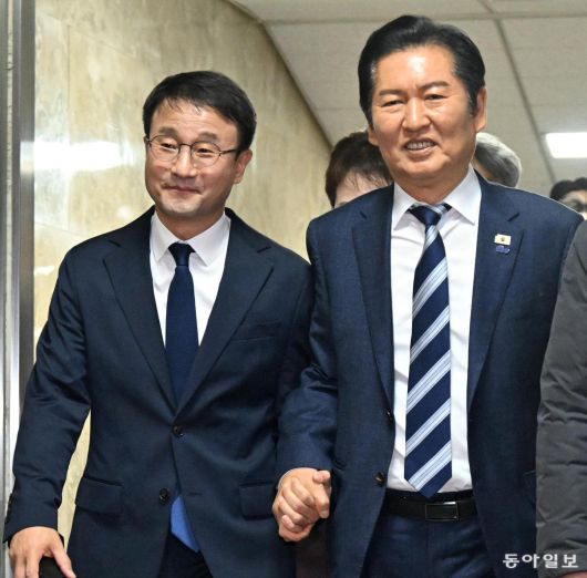 정청래-한병도, 손 꼭 잡고 이동 더불어민주당 정청래 대표(오른쪽)가 11일 오후 서울 여의도 국회에서 한병도 신임 원내대표의 손을 잡고 최고위원회의 장소로 이동하고 있다. 한 원내대표는 이날 백혜련 의원과 맞붙은 결선 투표에서 승리하며 이재명 정부 집권 여당의 두 번째 원내사령탑에 올랐다. 장승윤 기자 tomato99@donga.com