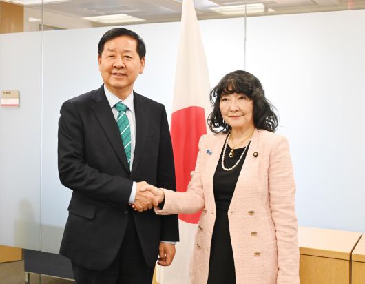 주요 7개국(G7) 재무장관회의 참석차 미국 워싱턴D.C.를 방문중인 구윤철 부총리 겸 재정경제부 장관이 12일(현지시간) 가타야마 사쓰키 일본 재무장관과 면담을 하고 있다.  2026.01.13. 재정경제부 제공