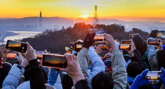 올 1월 1일 등산객으로 붐비는 서울 남산. 뉴스1