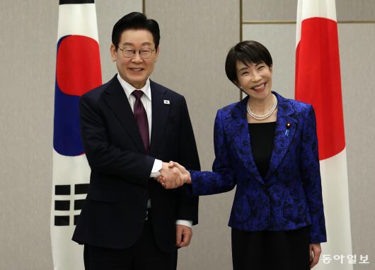 이재명 대통령과 다카이치 사나에 일본 총리가 13일 일본 나라현 회담장에서 확대정상회담을 갖기 전 악수를 하고 있다. 송은석 기자 silverstone@donga.com