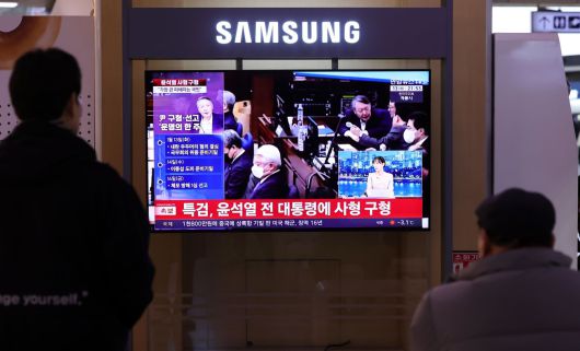 특검이 12·3 비상계엄 관련 내란 우두머리 혐의를 받는 윤석열 전 대통령에 사형을 구형한 13일 오후 서울역 대합실에서 시민들이 관련 뉴스를 시청하고 있다. 2026.01.13 뉴시스