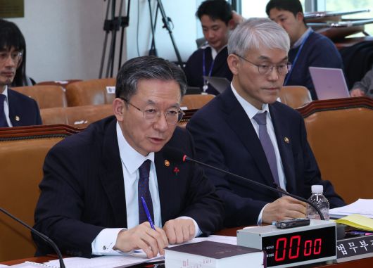 정성호 법무부 장관이 7일 오후 서울 여의도 국회에서 열린 법제사법위원회 전체회의에서 의원 질의에 답변을 하고 있다. 2026.01.07. 서울=뉴시스