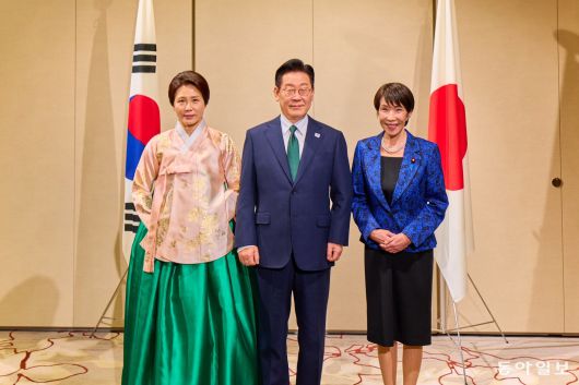 이재명 대통령과 김혜경 여사가 13일(현지 시간) 일본 나라현 회담장에서 열린 만찬에 앞서 다카이치 사나에 총리와 기념촬영을 하고 있다.  송은석 기자 silverstone@donga.com