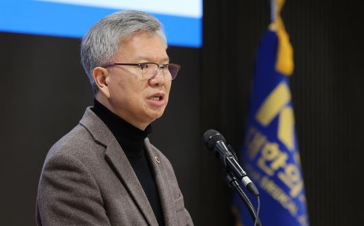 김택우 대한의사협회 회장이 13일 서울 용산구 의협회관에서 열린 ‘정부 의사인력수급추계의 문제점과 대안’ 공동기획세미나에서 인사말을 하고 있다. 2026.1.13/뉴스1