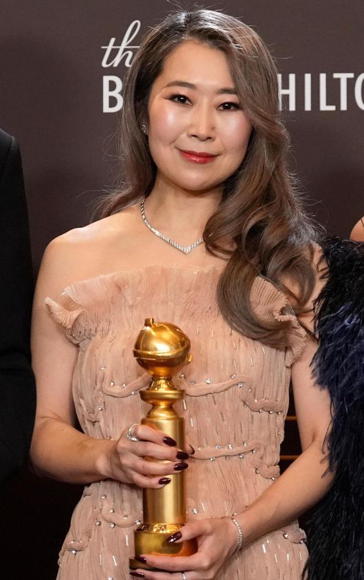 케데헌을 연출한 매기 강 감독도 장편 애니메이션 작품상을 받았다. 로스앤젤레스=AP 뉴시스