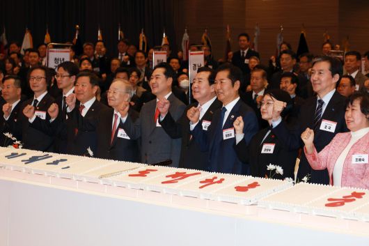 정청래 더불어민주당 대표, 장동혁 국민의힘 대표, 조국 조국혁신당 대표, 김기문 중소기업중앙회장 등 참석자들이 13일 서울 여의도 중소기업중앙회에서 열린 2026 중소기업인 신년인사회에서 기념촬영하고 있다. 2026.01.13. 뉴시