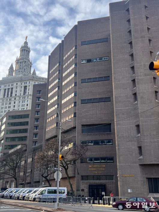12일(현지 시간) 미국 뉴욕 맨해튼 남부의 옛 교도소인 메트로폴리탄 교정센터(MCC) 전경. 월가의 억만장자이자 성범죄자 제프리 엡스타인은 2019년 이곳에 수감된 채로 극단적 선택을 했다. 열악한 환경, 엡스타인 후폭풍 등으로 2021년 폐쇄됐다. 뉴욕=임우선 특파원 imsun@donga.com