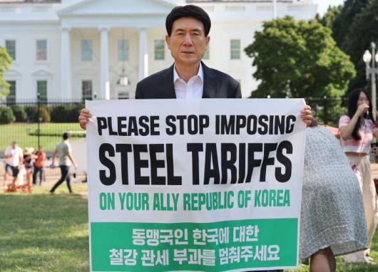 이강덕 경북 포항시장이 지난해 9월 1일(현지 시간) 미국 워싱턴 백악관 앞에서 철강 관세 인하를 호소하는 1인 캠페인을 진행하고 있다. 포항시 제공