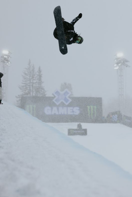 최가온은 29일 미국 콜로라도주 애스펀에서 열린 겨울 X게임 여자 슈퍼파이프 경기에서 매디 매스트로(23·미국·은메달)를 제치고 금메달을 목에 걸었다.