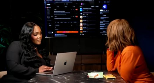 AI 가수 자니아 모네를 만든 텔리샤 존스가 AI 작곡 프로그램 수노(Suno)를 이용해 작곡하는 모습을 시연하고 있다. CBS 유튜브 갈무리