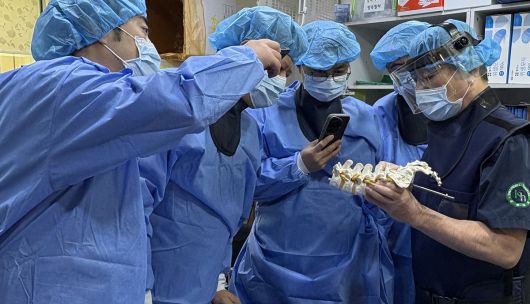 추간공확장술을 중국 의료진에게 설명 중인 박경우 대표원장.