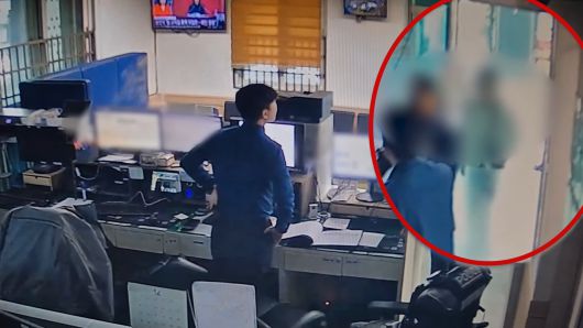 카드 배송기사를 사칭해 “재산 검수가 필요하니 순금 1억 원을 가져오라”고 속인 보이스피싱 수거책이 경찰에 붙잡혔다. 피해자 A 씨의 기민한 신고와 경찰의 매복 작전 끝에 현행범으로 체포됐다. 경찰청 유튜브 갈무리