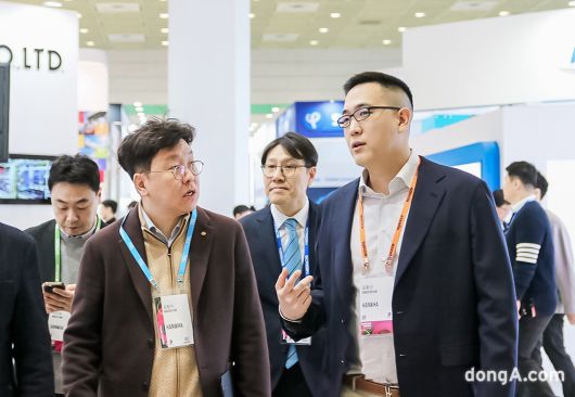 김동선 한화비전·쎄미텍·로보틱스·모멘텀 미래비전총괄 부사장(오른쪽)