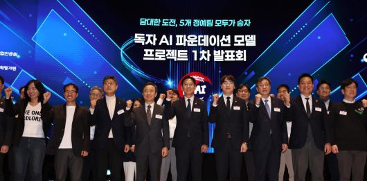 배경훈(왼쪽 다섯 번째부터) 부총리 겸 과학기술정보통신부 장관, 하정우 청와대 AI미래기획수석 등이 30일 오후 서울 강남구 코엑스에서 열린 독자 AI 파운데이션 모델 프로젝트 1차 발표회에 참석해 기념촬영을 하고 있다. 2025.12.30  [서울=뉴시스]