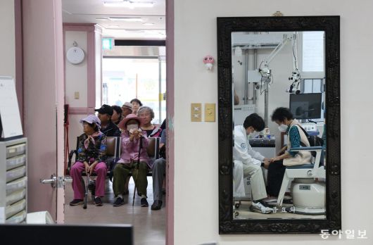 이달의 보도사진상 2025년 10월 피처 부문 우수상 ‘인구 44% 노인인데 전문의 1명뿐’. 영양=홍진환 기자 jean@donga.com