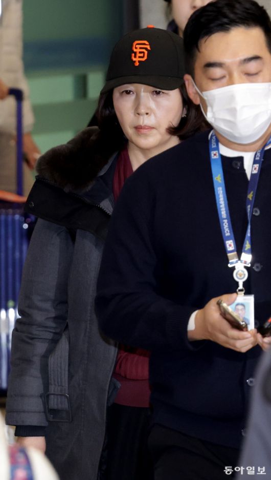 강선우 의원에게 공천 청탁을 하며 1억원을 전달한 민주당 서울시 의원 김경씨가 11일 오후 인천공항을 통해 입국하고 있다.       변영욱 기자 cut@donga.com