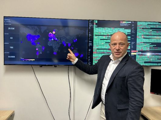 알렉시스 그레논 오닉스 최고경영자(CEO)가 지난해 12월 17일 영국 노팅엄 본사에서 전 세계 풍력발전소 결함을 인공지능(AI) 시스템이 자동 점검하는 현황에 대해 설명하고 있다. 노팅엄=유근형 특파원