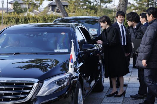 이재명 대통령이 14일 일본 나라현 사찰 호류지에서 다카이치 사나에 일본 총리의 영송을 받으며 떠나고 있다. 2026.1.14 청와대사진기자단