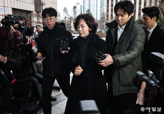 2022년 지방선거를 앞두고 강선우 무소속 의원에게 공천 헌금 1억 원을 건넸다는 의혹을 받는 김경 서울시의원이 피의자 신분으로 조사받기 위해 15일 오전 서울 마포구 서울경찰청 공공범죄수사대에 재출석 하고 있다.      양회성 기자 yohan@donga.com