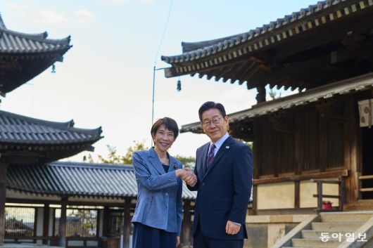 이재명 대통령과 다카이치 사나에 일본 총리가 14일 일본 나라현 사찰 호류지에서 악수를 하고 있다. 2026.1.14 청와대사진기자단