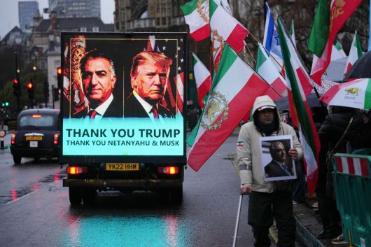 이란 시위에 떠오르는 ‘팔레비 왕가’ 13일(현지 시간) 영국 런던 국회의사당 앞에서 이란 정부에 반대하는 시위가 열린 가운데 1979년 이슬람 혁명 당시 이란에서 추방된 리자 팔레비 전 왕세자(왼쪽)와 도널드 트럼프 미국 대통령의 사진을 화면에 띄운 차량이 지나고 있다. 이란 내 반정부 시위가 격화된 가운데, 일부 시위대에서 팔레비 왕가의 부활을 외치는 목소리도 나오고 있다. 런던=AP 뉴시스