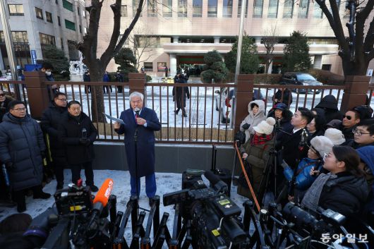 전광훈 목사가 13일 오전 서울 마포구 서울서부지법에 구속적부심 심사를 받기 위해 출두하며  기자들에게 입장을 밝히고 있다.  변영욱 기자 cut@donga.com