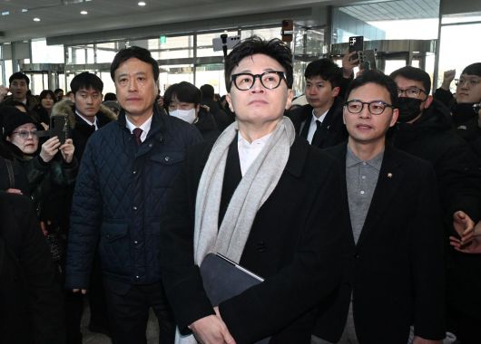 한동훈 전 국민의힘 대표가 14일 당 윤리위원회가 본인을 제명 결정한 것과 관련해 입장을 밝히기 위해 국회 소통관으로 향하고 있다. (공동취재) 2026.1.14. 뉴스1