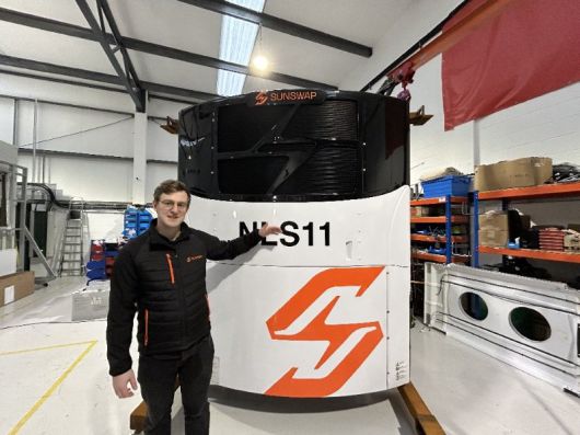 영국의 친환경 냉동운송 시스템 스타트업인 선스왑(Sunswap) 관계자가 지난해 12월 15일 런던 인근 서레이의 연구개발(R&D) 센터에서 신제품 개발 과정에 대해 설명하고 있다. 선스왑이 아시아 언론에 이 공간을 공개한 건 이번이 처음이다. 서레이=유근형 특파원