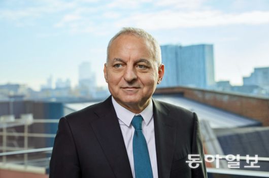 투판 에르긴빌직(Tufan Erginbilgic)은 경력 대부분을 석유업계에서 보냈다. 영국 정유회사 BP에서 다운스트림 사업을 이끌었을 땐 순이익을 두 배, 수익률을 세 배로 끌어 올리기도 했다. 항공 분야 경력이 전혀 없는 그가 CEO로 낙점된 걸 두고 처음엔 의외라는 평이 대부분이었다. 롤스로이스 제공