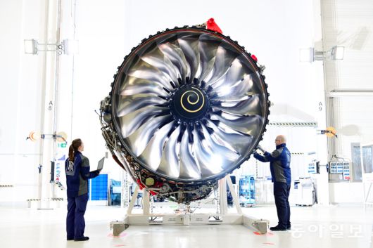 민항기용 엔진을 제조할 수 있는 건 사실상 전 세계에 GE와 롤스로이스, 프랫앤휘트니, 이 세 기업뿐이다. 롤스로이스 제공