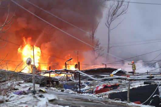16일  화재가 발생한 서울 개포동 구룡마을에서 소방대원들이 진화작업을 하고 있다. 2026.01.16. 뉴시스
